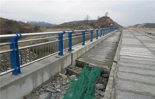 攀枝花道路隔离栏杆喷什么漆